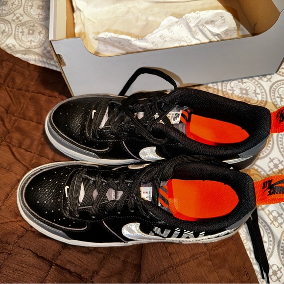 Nike Air Force LV8 size 7Y - Picture 2 of 3